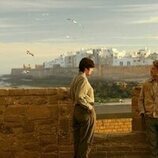 Pollyanna McIntosh y Rigo Sanchez en Capítulo 9 titulado 'La tormenta' de 'Outer Banks'