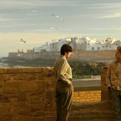 Pollyanna McIntosh y Rigo Sanchez en Capítulo 9 titulado 'La tormenta' de 'Outer Banks'