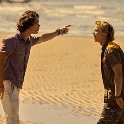 Chase Stokes y Rudy Pankow en Capítulo 9 titulado 'La tormenta' de 'Outer Banks'