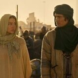 Chase Stokes y Madelyn Cline en 4x10 titulado 'La corona azul' de 'Outer Banks'