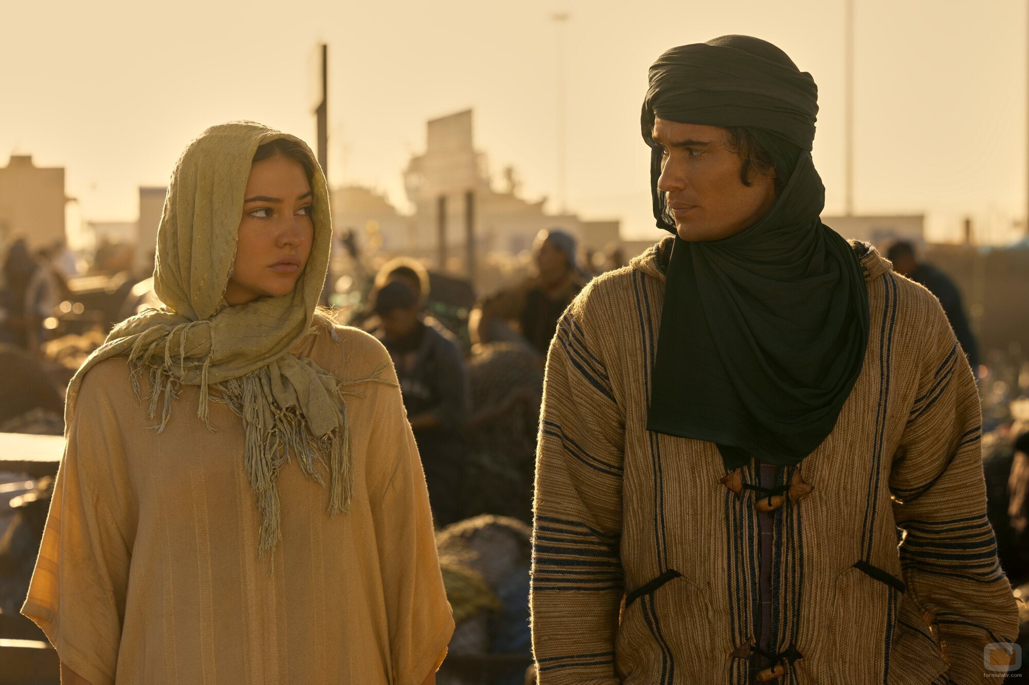 Chase Stokes y Madelyn Cline en 4x10 titulado 'La corona azul' de 'Outer Banks'