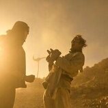 Madison Bailey y Rudy Pankow en el 4x10 de 'Outer Banks'