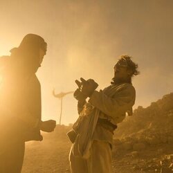 Madison Bailey y Rudy Pankow en el 4x10 de 'Outer Banks'