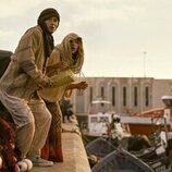 Chase Stokes y Madelyn Cline en la temporada 4 y el capítulo 10 de 'Outer Banks'