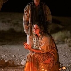 Escena de Chase Stokes y Madelyn Cline en el 4x10 de 'Outer Banks'