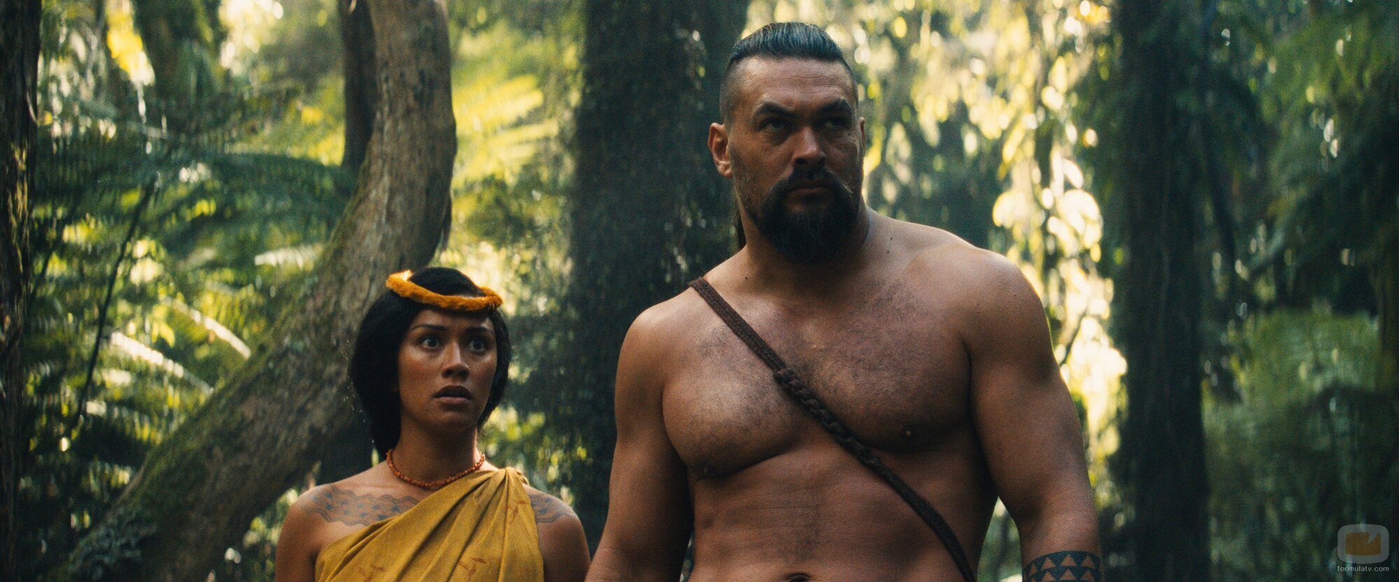 Jason Momoa y Luciane Buchanan en la temporada 1 y el capítulo 02 de 'El gran guerrero'