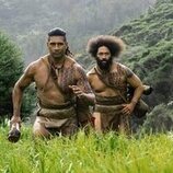 Te Kohe Tuhaka y Siua Ikale'o en la temporada 1 y el capítulo 02 de 'El gran guerrero'