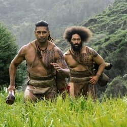 Te Kohe Tuhaka y Siua Ikale'o en la temporada 1 y el capítulo 02 de 'El gran guerrero'