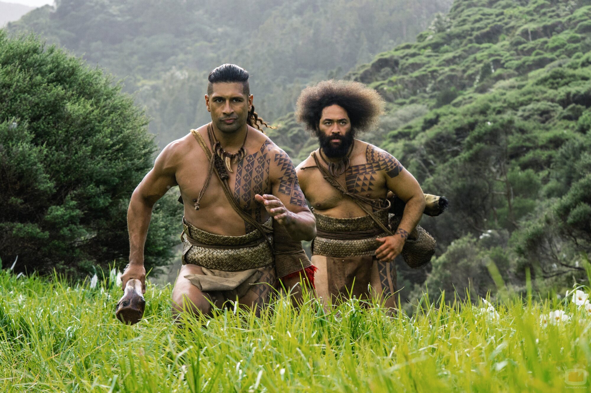 Te Kohe Tuhaka y Siua Ikale'o en la temporada 1 y el capítulo 02 de 'El gran guerrero'