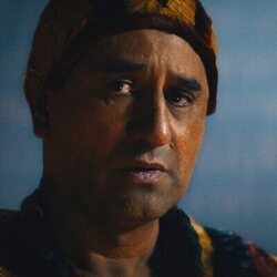 Cliff Curtis en el 1x03 de 'Chief of War'