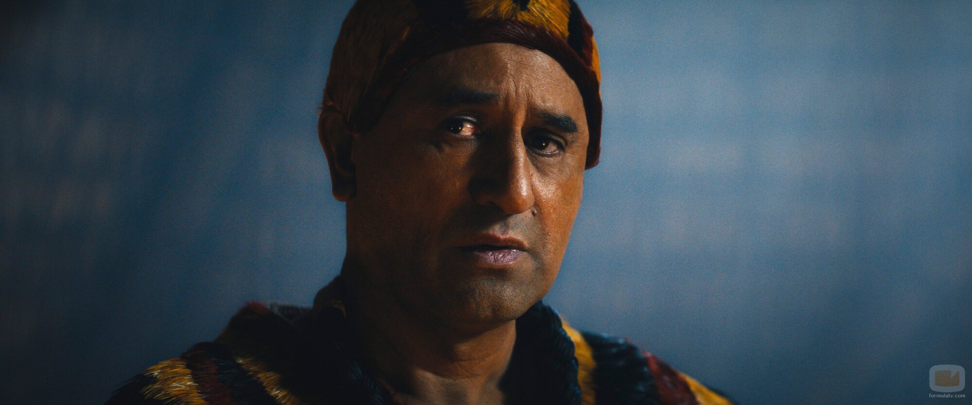 Cliff Curtis en el 1x03 de 'Chief of War'