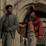 Jason Momoa y James Udom en el 1x03 de 'Chief of War'