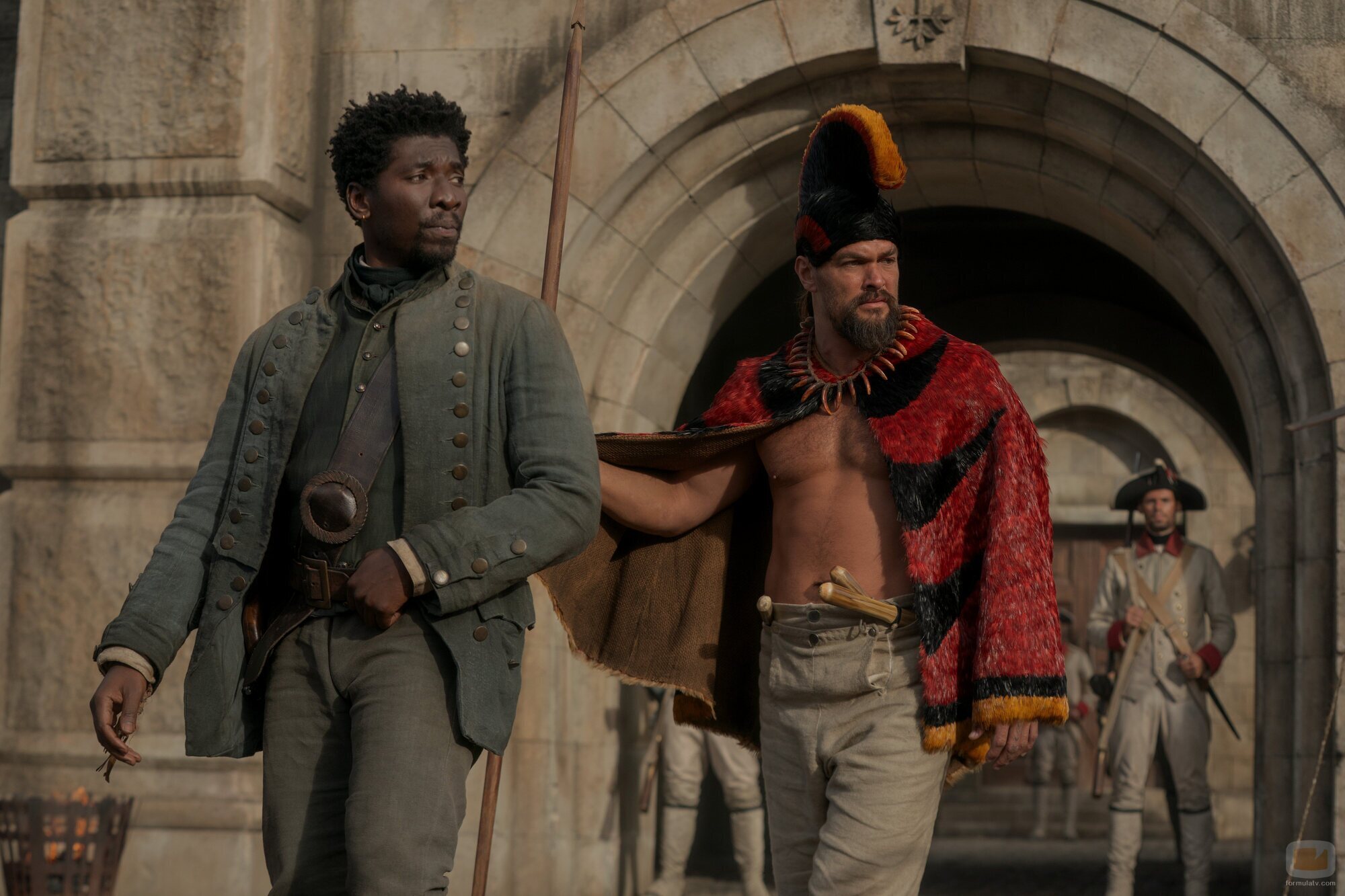 Jason Momoa y James Udom en el 1x03 de 'Chief of War'