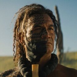 Temuera Morrison en 1x03 titulado 'La ciudad de las flores' de 'El gran guerrero'