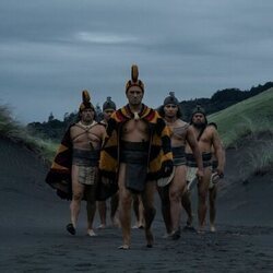 Cliff Curtis en el 1x04 de 'Chief of War'