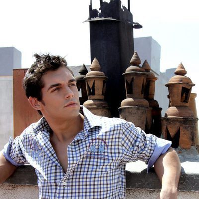Josep Lobató posa con la camisa remangada