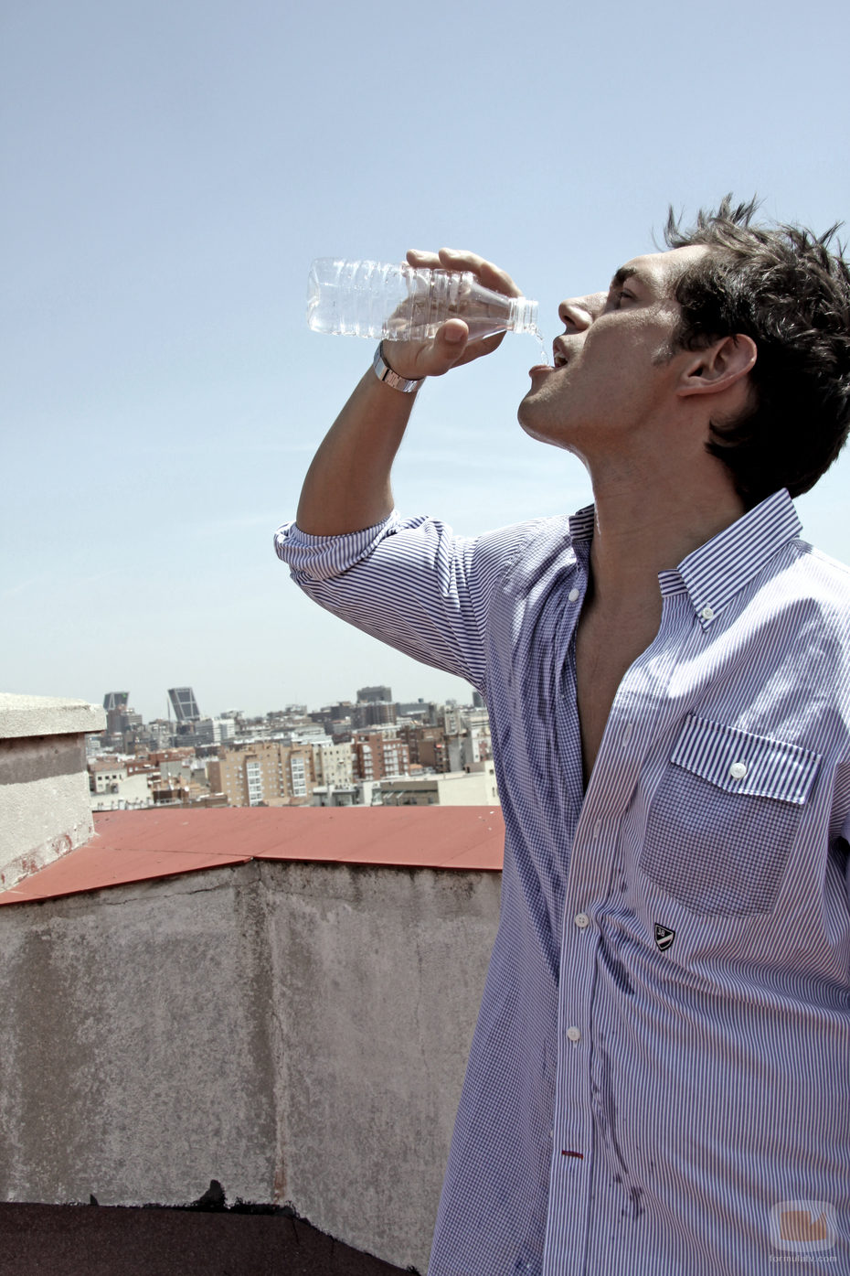 Josep Lobató bebe agua