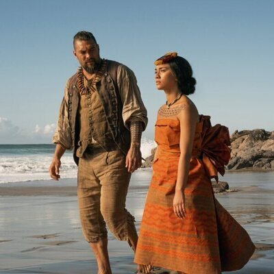 Jason Momoa y Luciane Buchanan en 1x07 titulado 'El día de los cráneos ensangrentados' de 'El gran guerrero'