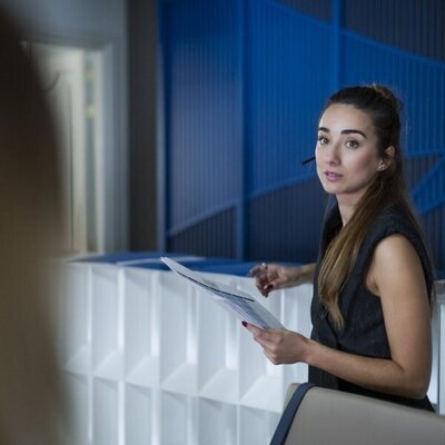 Irene Rojo en la temporada 1 y el capítulo 01 de 'La Agencia'