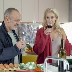 Belén Rueda y Javier Gutiérrez en Capítulo 1 titulado 'Capítulo 1' de 'La Agencia'