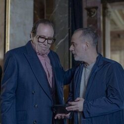 Javier Gutiérrez y Juan Gea en Capítulo 1 titulado 'Capítulo 1' de 'La Agencia'