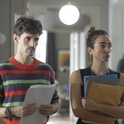 Iñaki Mur y Irene Rojo en 'Capítulo 1' de 'La Agencia'