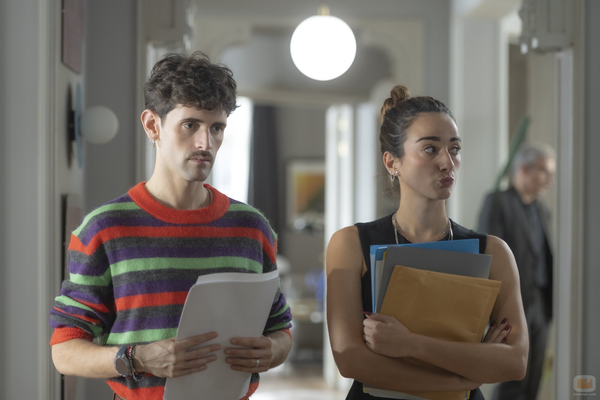 Iñaki Mur y Irene Rojo en 'Capítulo 1' de 'La Agencia'