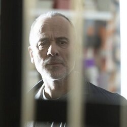 Javier Gutiérrez en 1x01 'Capítulo 1' de 'La Agencia'