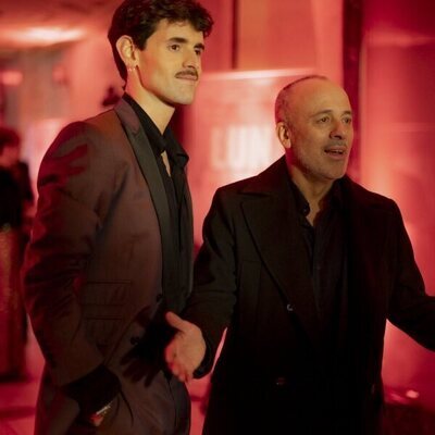 Javier Gutiérrez y Iñaki Mur en Capítulo 1 titulado 'Capítulo 1' de 'La Agencia'