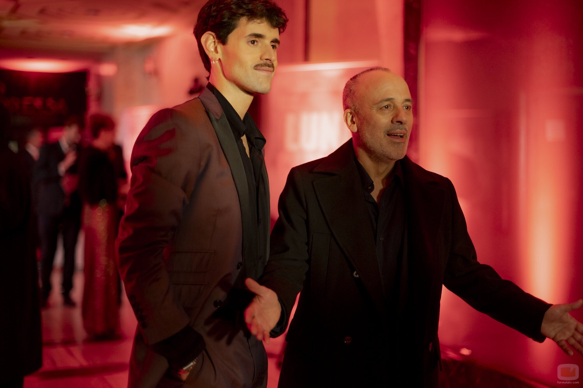 Javier Gutiérrez y Iñaki Mur en Capítulo 1 titulado 'Capítulo 1' de 'La Agencia'