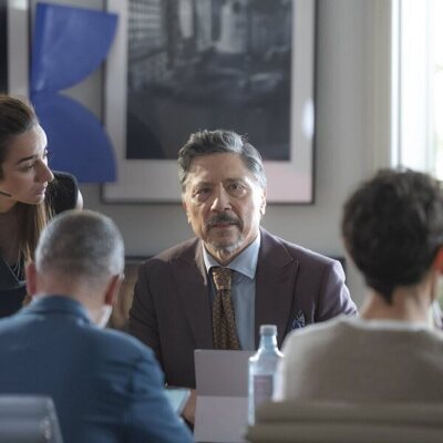 Carlos Bardem en la temporada 1 y el capítulo 01 de 'La Agencia'