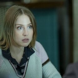 Still de Denisse Peña en Capítulo 1 titulado 'Capítulo 1' de 'La Agencia'