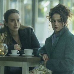Irene Rojo y Olalla Hernández en 1x01 titulado 'Capítulo 1' de 'La Agencia'