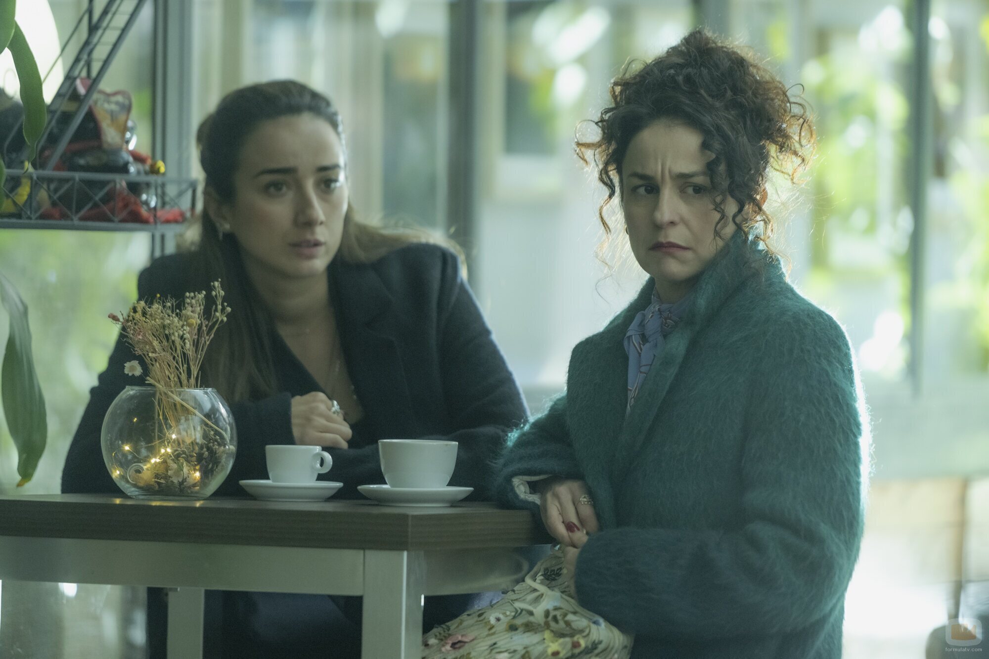 Irene Rojo y Olalla Hernández en 1x01 titulado 'Capítulo 1' de 'La Agencia'