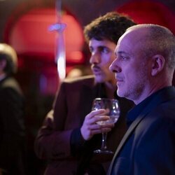 Escena de Javier Gutiérrez en Capítulo 1 titulado 'Capítulo 1' de 'La Agencia'