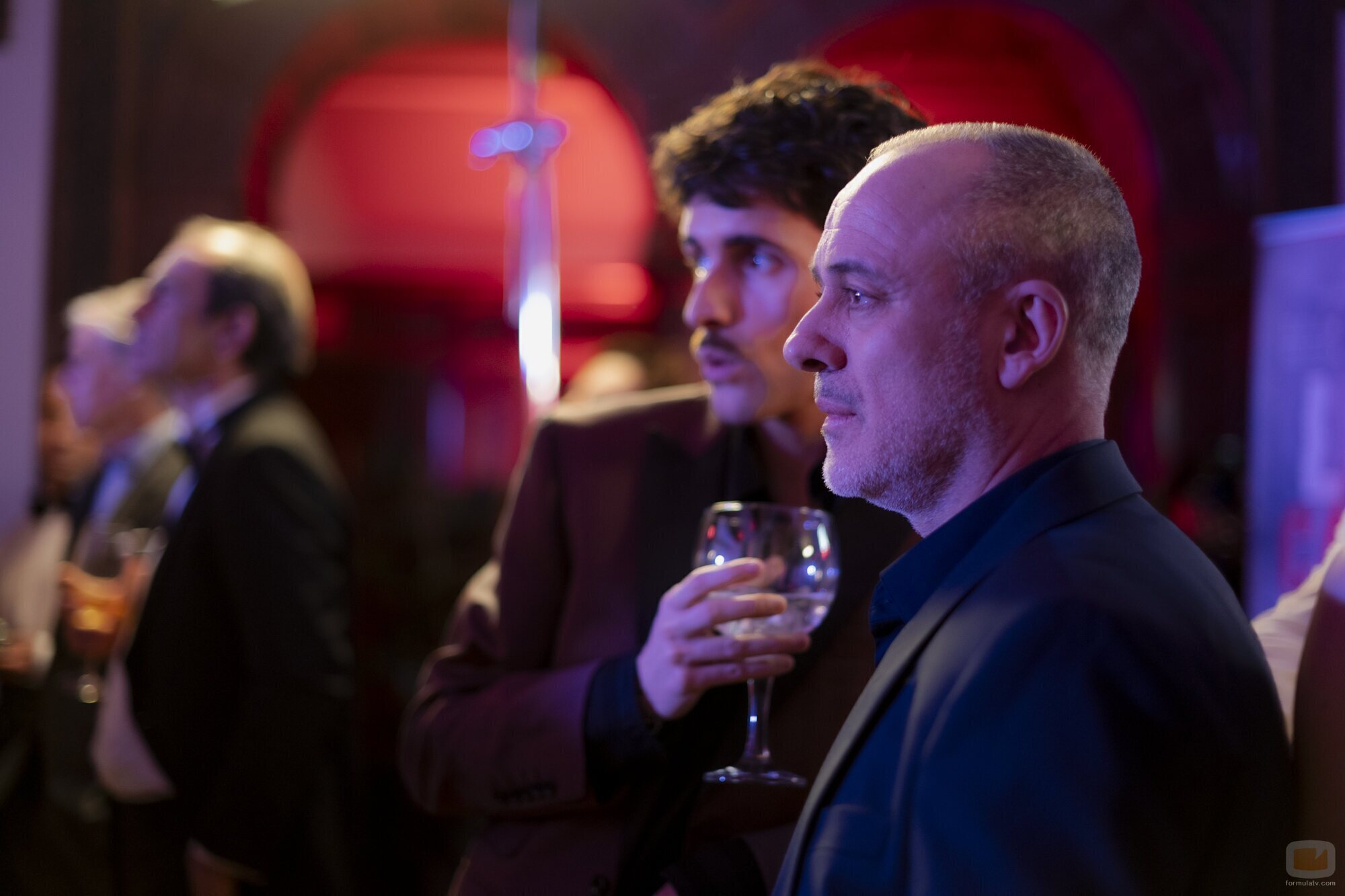 Escena de Javier Gutiérrez en Capítulo 1 titulado 'Capítulo 1' de 'La Agencia'