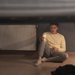 Gabriel Guevara en el 1x01 de 'Mar afuera'