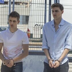 Gabriel Guevara y Hugo Welzel en 1x01 titulado 'Carlos' de 'Mar afuera'
