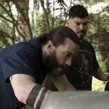 Raúl Castillo y Tom Pelphrey en el 1x01 de 'Task'