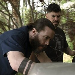 Raúl Castillo y Tom Pelphrey en el 1x01 de 'Task'