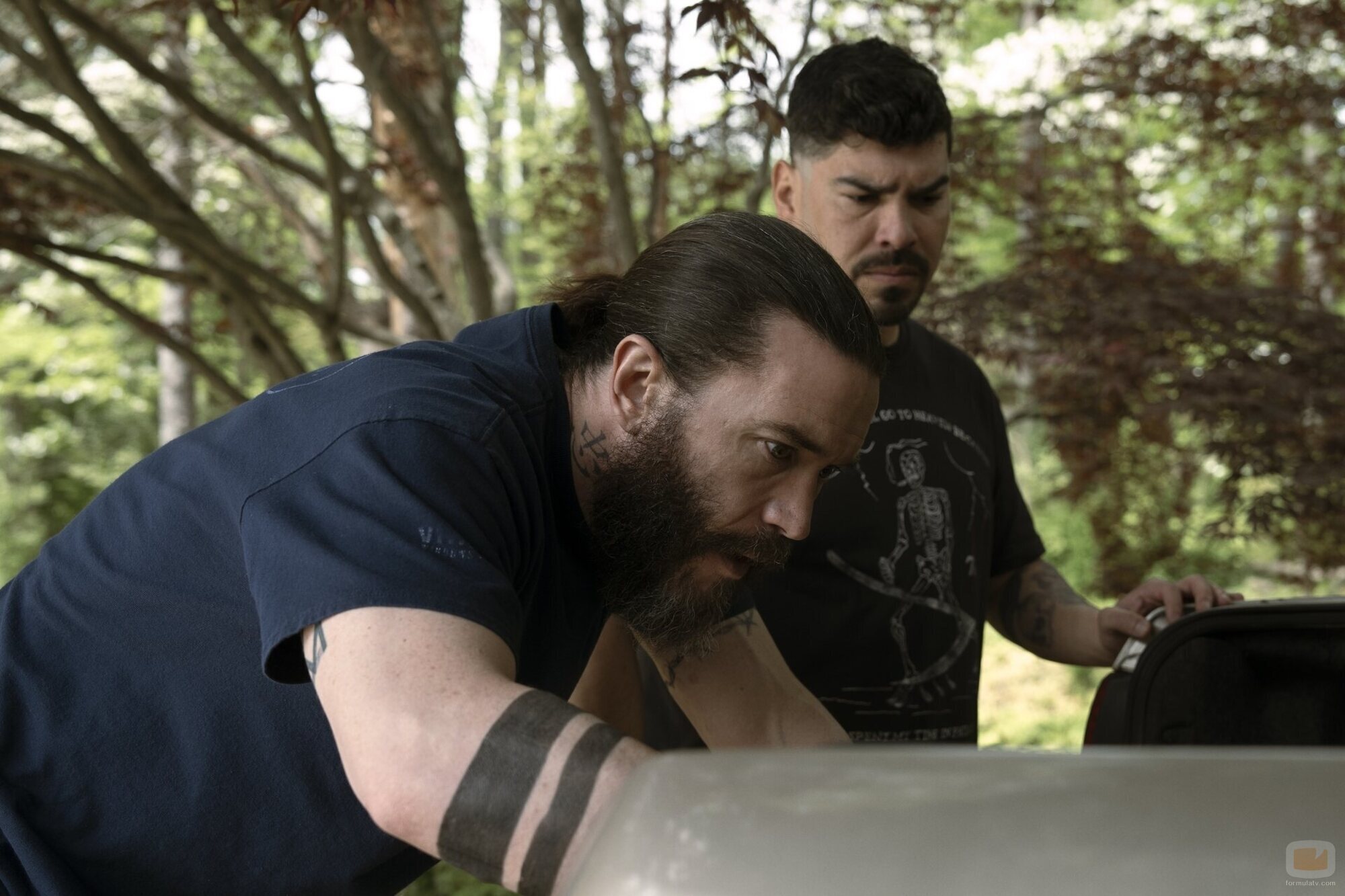 Raúl Castillo y Tom Pelphrey en el 1x01 de 'Task'