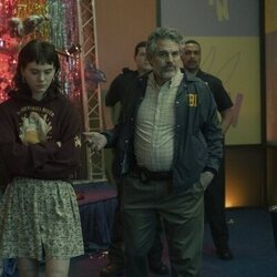 Mark Ruffalo y Emilia Jones en 1x02 titulado 'Declaraciones Familiares' de 'Task'