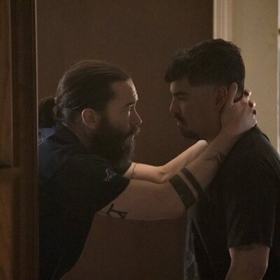 Raúl Castillo y Tom Pelphrey en Capítulo 2 titulado 'Declaraciones Familiares' de 'Task'
