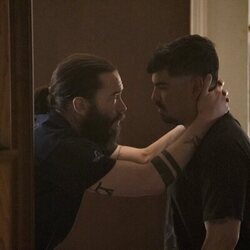 Raúl Castillo y Tom Pelphrey en Capítulo 2 titulado 'Declaraciones Familiares' de 'Task'