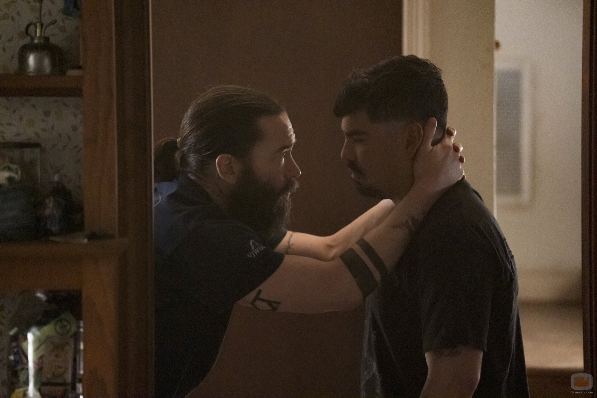 Raúl Castillo y Tom Pelphrey en Capítulo 2 titulado 'Declaraciones Familiares' de 'Task'