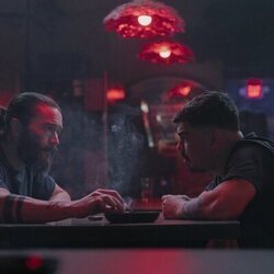 Raúl Castillo y Tom Pelphrey en el 1x02 de 'Task'