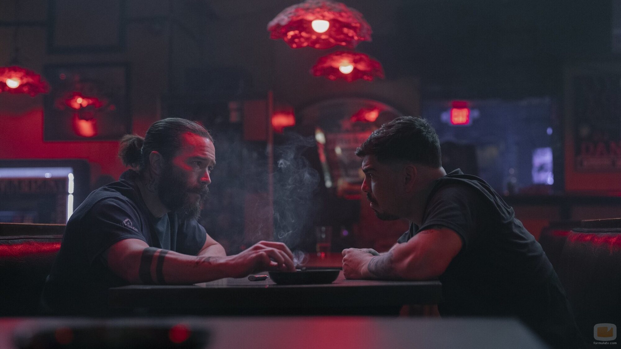Raúl Castillo y Tom Pelphrey en el 1x02 de 'Task'