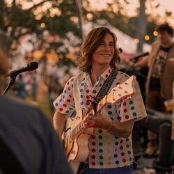 Axel Ellis en la temporada 1 y el capítulo 02 de 'The Runarounds'