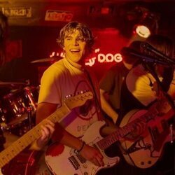 William Lipton en 'Atrapado robando' de 'The Runarounds'