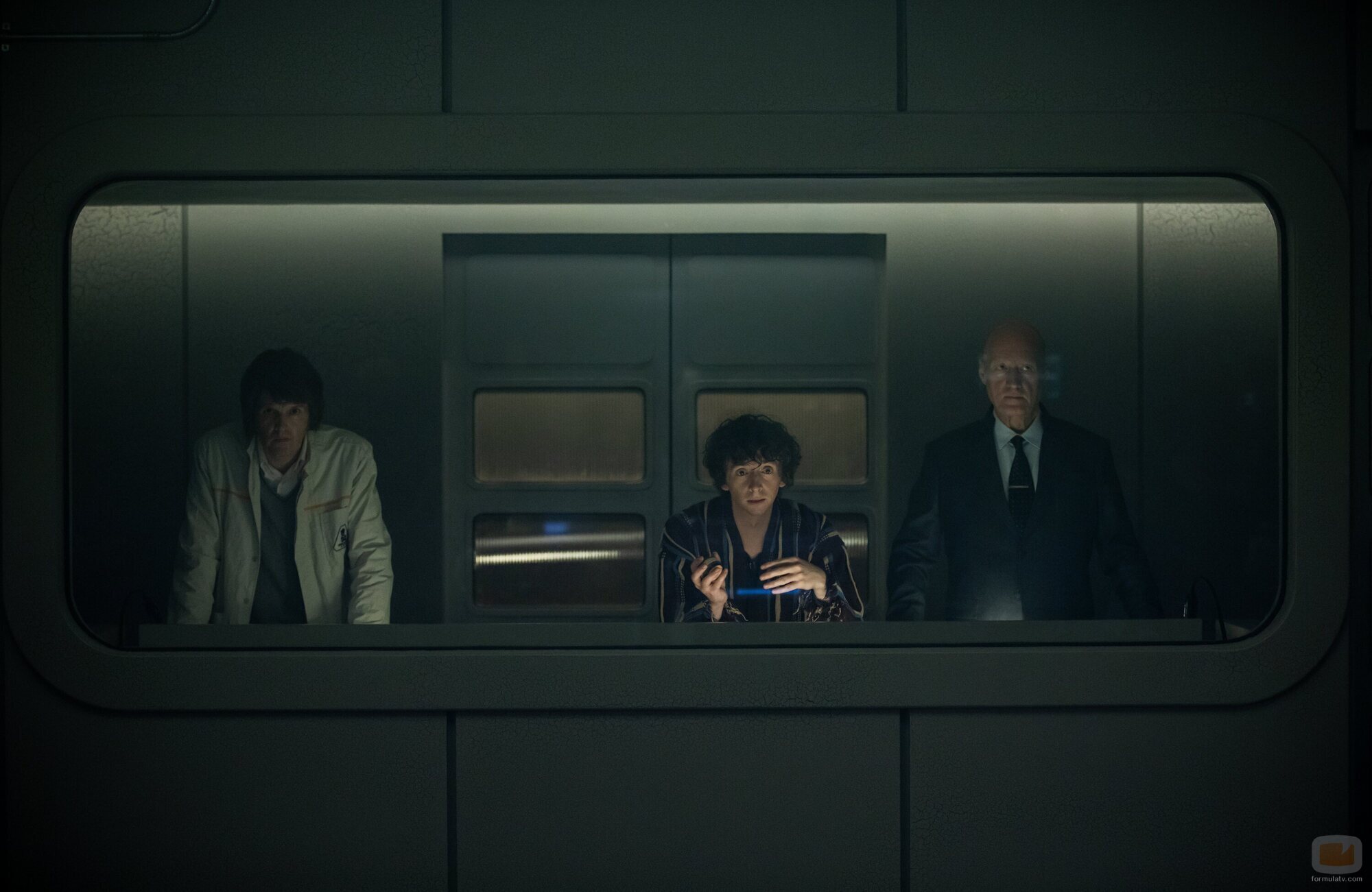 Samuel Blenkin y Adrian Edmondson en el 1x01 de 'Alien: Earth'